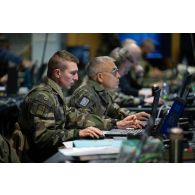 Des soldats de la 3e division travaillent au poste de commandement de l'exercice Orion 4 à Mailly-le-Camp.