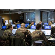 Des soldats du corps de réaction rapide-France (CRR-FR) travaillent au poste de commandement de l'exercice Orion 4 à Mailly-le-Camp.