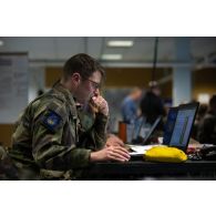 Un soldat du corps de réaction rapide-France (CRR-FR) travaille au poste de commandement de l'exercice Orion 4 à Mailly-le-Camp.