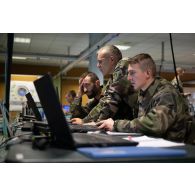 Des soldats travaillent au poste de commandement de l'exercice Orion 4 à Mailly-le-Camp.