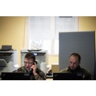 Des soldats travaillent au poste de commandement de l'exercice Orion 4 à Mailly-le-Camp.