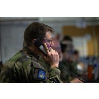 Un soldat du corps de réaction rapide-France (CRR-FR) travaille au poste de commandement de l'exercice Orion 4 à Mailly-le-Camp.