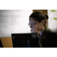 Un soldat travaille au poste de commandement de l'exercice Orion 4 à Mailly-le-Camp.