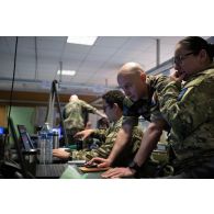 Un soldat du corps de réaction rapide-France (CRR-FR) collabore avec ses homologues britanniques au poste de commandement de l'exercice Orion 4 à Mailly-le-Camp.