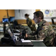 Un soldat du centre d'entraînement et de contrôle des postes de commandement (CECPC) travaille à la conduite de l'exercice Orion 4 à Mailly-le-Camp.