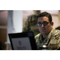 Un soldat britannique travaille au poste de commandement de l'exercice Orion 4 à Mailly-le-Camp.