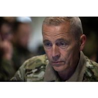 Un soldat britannique travaille au poste de commandement de l'exercice Orion 4 à Mailly-le-Camp.