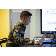 Un soldat du corps de réaction rapide-France (CRR-FR) travaille au poste de commandement de l'exercice Orion 4 à Mailly-le-camp.