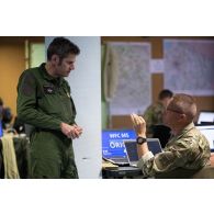 Un officier de l'armée de l'Air et de l'Espace collabore avec son homologue britannique au poste de commandement de l'exercice Orion 4 à Mailly-le-camp.
