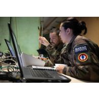 Des marins travaillent au poste de commandement de l'exercice Orion 4 à Mailly-le-Camp.