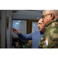 Des soldats travaillent au poste de commandement de l'exercice Orion 4 à Mailly-le-camp.