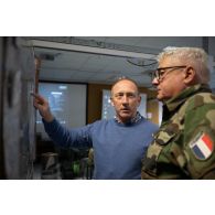 Des soldat travaillent au poste de commandement de l'exercice Orion 4 à Mailly-le-camp.