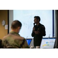 Un officier de l'armée de l'Air et de l'Espace pilote un briefing au poste de commandement de l'exercice Orion 4 à Mailly-le-camp.