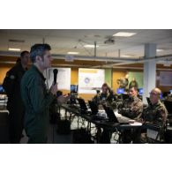 Un officier de l'armée de l'Air et de l'Espace pilote un briefing au poste de commandement de l'exercice Orion 4 à Mailly-le-camp.