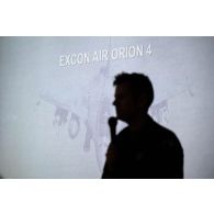 Un officier de l'armée de l'Air et de l'Espace pilote un briefing au poste de commandement de l'exercice Orion 4 à Mailly-le-camp.