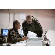 Un soldat du 8e régiment du matériel (RMAT) et du 503e régiment du train (RT) travaillent au centre des opérations franco-belges à Vouziers.