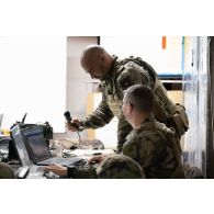 Un soldat du 8e régiment du matériel (RMAT) et du 503e régiment du train (RT) travaillent au centre des opérations franco-belges à Vouziers.