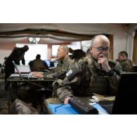 Un soldat du 8e régiment du matériel (RMAT) travaille au centre des opérations franco-belges à Vouziers.