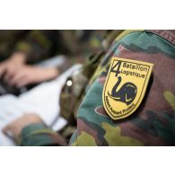 Patch d'épaule du 4e bataillon logistique sur le treillis d'un soldat belge au centre des opérations franco-belges à Vouziers.