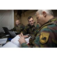 Des soldats belges du 4e bataillon logistique travaillent au centre des opérations franco-belges à Vouziers.