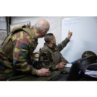 Un soldat du 503e régiment du train (RT) travaille avec son homologue belge du 4e bataillon logistique au centre des opérations franco-belges à Vouziers.