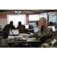 Un soldat du 503e régiment du train (RT) travaille au centre des opérations franco-belges à Vouziers.