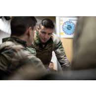 Un commandant d'unité travaille au centre des opérations franco-belges à Vouziers.