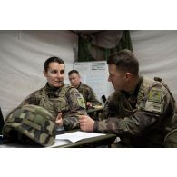 Des officiers du 503e régiment du train (RT) travaillent au centre des opérations franco-belges à Vouziers.