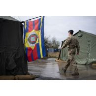 Un officier britannique déambule entre les tentes du camp du Royal Logistic Corps à Vouziers.