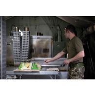 Un soldat britannique prépare le repas à l'ordinaire du camp du Royal Logistic Corps à Vouziers.