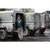 Un soldat britannique du Royal Logistic Corps décharge un camion à Vouziers.