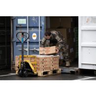 Un soldat du groupement de soutien de base de Défense (GSBdD) d'Angoulême décharge une palette de vivres fais à l'ordinaire de campagne de Vouziers.