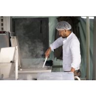 Un cuisinier prépare le repas à l'ordinaire de campagne de Vouziers.