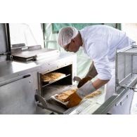 Un cuisinier prépare le repas à l'ordinaire de campagne de Vouziers.