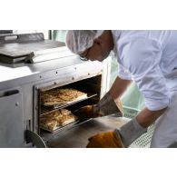 Un cuisinier prépare le repas à l'ordinaire de campagne de Vouziers.