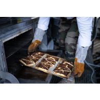 Un cuisinier prépare le repas à l'ordinaire de campagne de Vouziers.