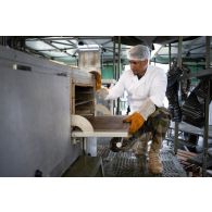 Un cuisinier prépare le repas à l'ordinaire de campagne de Vouziers.