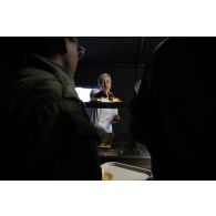 Un cuisinier du groupement de soutien de base de Défense (GSBdD) d'Angoulême sert le repas des troupes à l'ordinaire du camp de Vouziers.