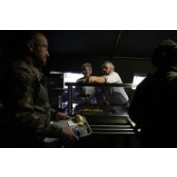 Des cuisiniers du groupement de soutien de base de Défense (GSBdD) d'Angoulême servent le repas des troupes à l'ordinaire du camp de Vouziers.