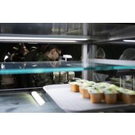 Des soldats prennent leur repas à l'ordinaire des troupes du camp de Vouziers.