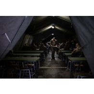 Des soldats prennent leur repas à l'ordinaire du camp de Vouziers.