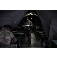 Des soldats prennent leur repas à l'ordinaire du camp de Vouziers.