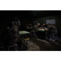 Des soldats prennent leur repas à l'ordinaire du camp de Vouziers.