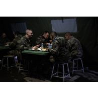 Des soldats prennent leur repas à l'ordinaire du camp de Vouziers.