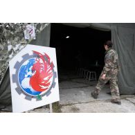 Un soldat entre à l'ordinaire du camp de Vouziers.