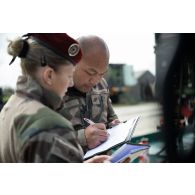 Des soldats du 121e régiment du train (RT) et du 14e régiment d'infanterie de soutien logistique parachutiste (RISLP) encadrent un ravitaillement en carburant à Vouziers.