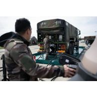 Des soldats du 121e régiment du train (TR) font le plein d'un véhicule tactique VT4 au moyen d'un camion-citerne polyvalent de 10m3 (CCP10) à Vouziers.