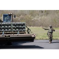 Des soldats du Service interarmées des munitions (SIMu) chargent des caisses de munitions au moyen d'un chariot Manitou sur le camp de Vouziers.