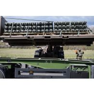 Des soldats du Service interarmées des munitions (SIMu) chargent des caisses de munitions au moyen d'un chariot Manitou sur le camp de Vouziers.