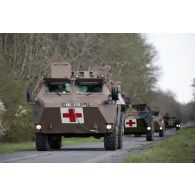 Des véhicules de l'avant blindé sanitaires (VAB SAN) du régiment médical (RMED) circulent sur le camp de Vouziers.
